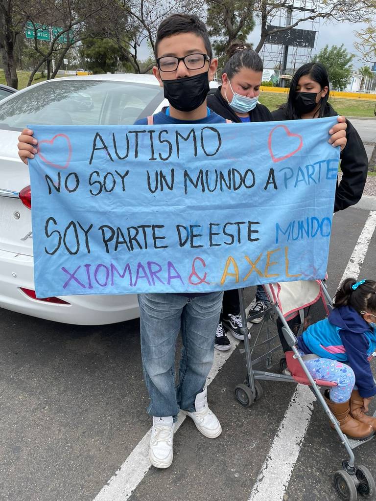 Video Realizan caravana para concientizar sobre el autismo El