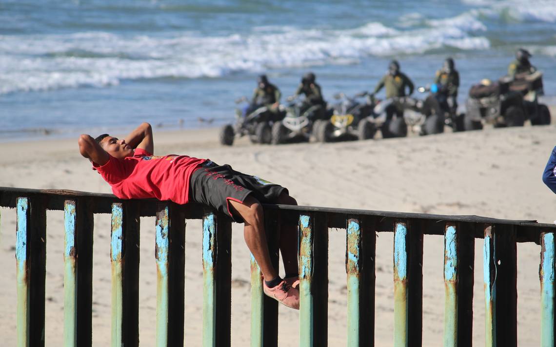 VIDEO Migrantes trepan el muro en Playas El Sol de Tijuana