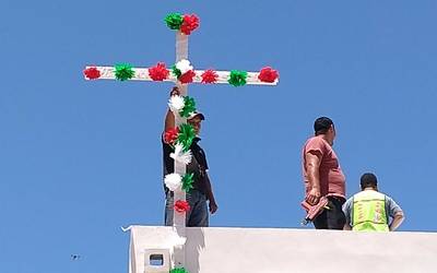 Celebran a la Santa Cruz en construcciones El Sol de Tijuana