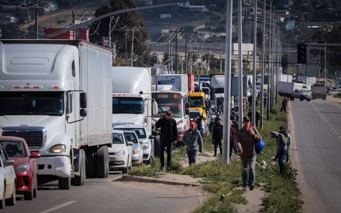 Vecinos del Maclovio Rojas bloquearon carretera libre para exigir