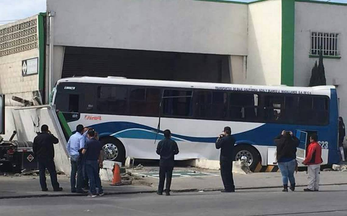 Camion De Transporte Publico Choca Contra Fabrica Noticias Locales Policiacas Sobre Mexico Y El Mundo El Sol De Tijuana Baja California